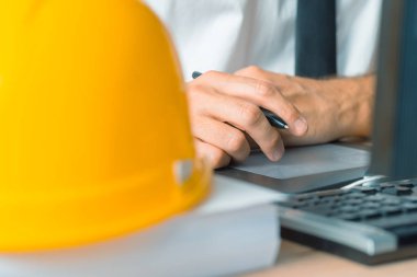 Kroki kalem tablet ve Cad yazılımı çalışan mimar