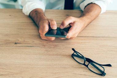 Smartphone başarılı iş adamı elinde