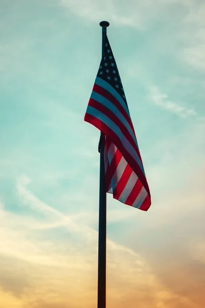 Bandera de Estados Unidos en polo al atardecer — Foto de Stock