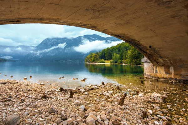Výhledem na jezero Bohinj zpod mostu — Stock fotografie