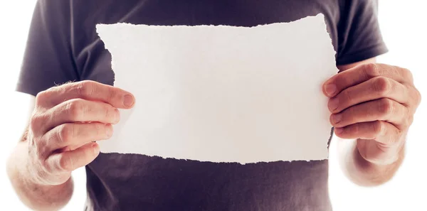 Homme tenant un morceau de papier blanc déchiré comme espace de copie — Photo