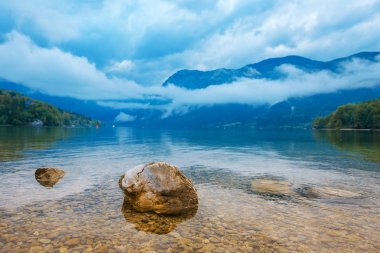Bulutlu sonbahar günü güzel Bohinj Gölü peyzaj