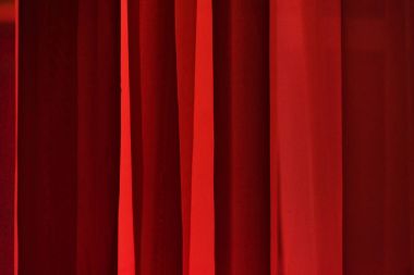 Gerçek kırmızı perdeler