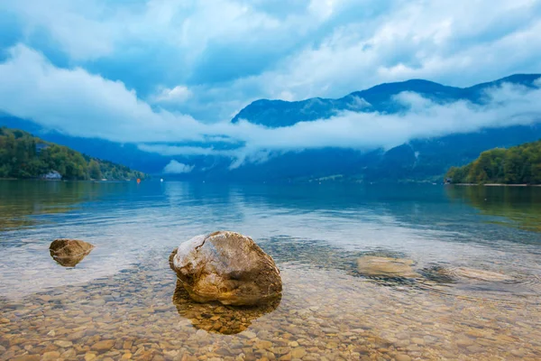 Όμορφο τοπίο λίμνη Bohinj συννεφιασμένη μέρα του φθινοπώρου — Φωτογραφία Αρχείου