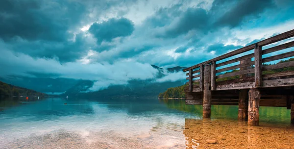 Ξύλινη προβλήτα στη λίμνη Bohinj συννεφιασμένη μέρα του φθινοπώρου — Φωτογραφία Αρχείου