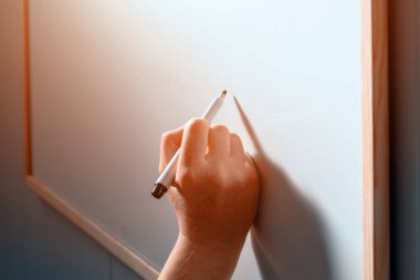 Kadın işadamının beyaz tahta üzerinde yazma