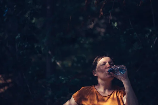 Donna che beve acqua all'aperto — Foto Stock