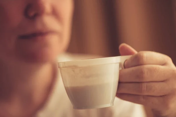 Женщина пьет кофе по утрам — стоковое фото