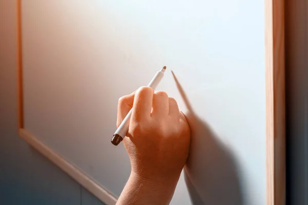 Unternehmerin schreibt auf Whiteboard — Stockfoto