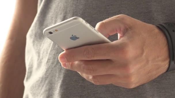 Закрыть руки мужчины с помощью Apple iPhone 6s — стоковое видео