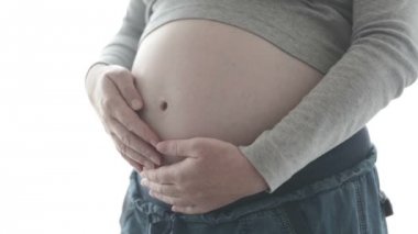 Çok dokunaklı ve karnı sürtünme hamile kadın