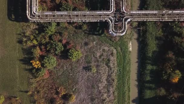 Letecký pohled na opuštěné venkovní průmyslového vytápění potrubí — Stock video