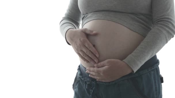 Mulher grávida tocando e esfregando sua barriga — Vídeo de Stock