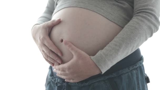 Беременная женщина трогает и потирает живот — стоковое видео