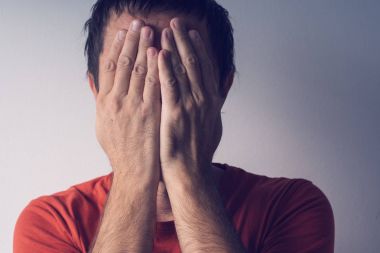 Utanç adam kapsayan yüz