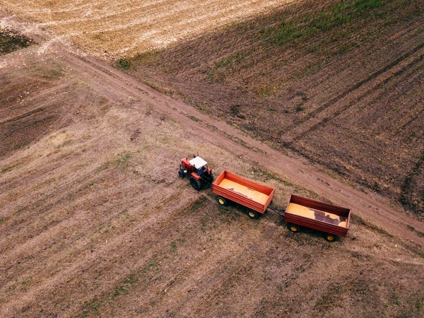 Vista aérea del tractor agrícola en el campo — Foto de Stock