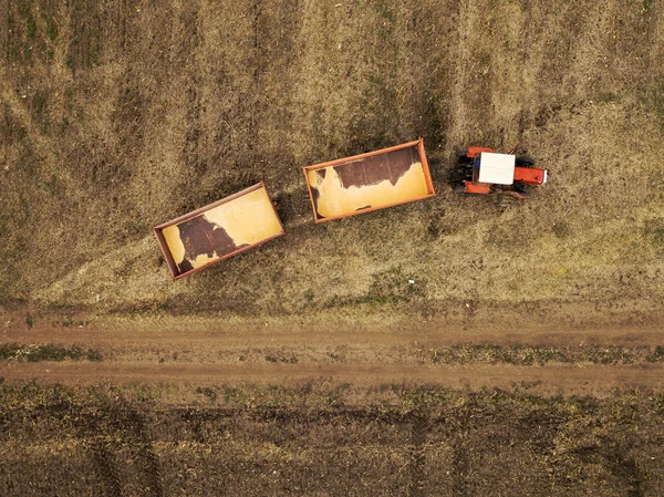 Vista aérea del tractor agrícola en el campo — Foto de Stock