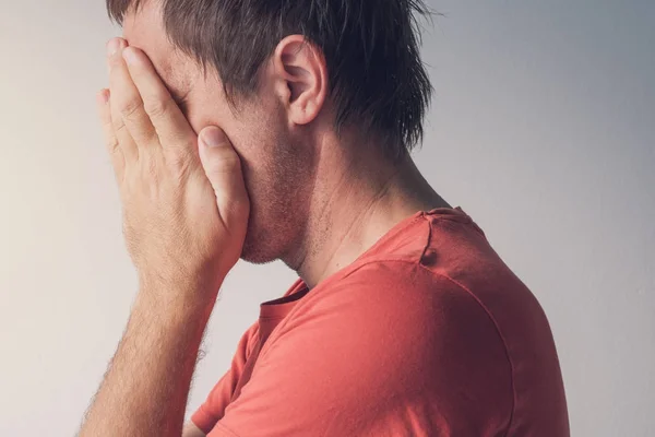 Beschaamd man bedekking gezicht — Stockfoto