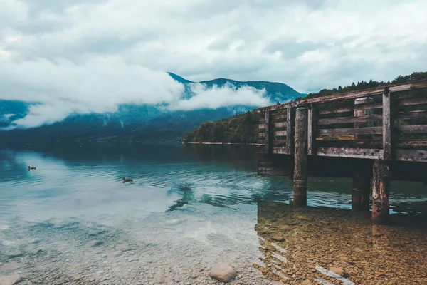 Dřevěné molo u Bohinjského jezera na zamračený podzimní den — Stock fotografie