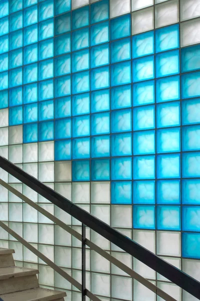 Corredor de blocos de vidro fosco colorido com escadaria — Fotografia de Stock