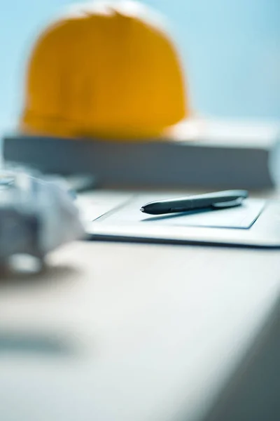 Grafik-Tablet und Bleistift auf Schreibtisch — Stockfoto