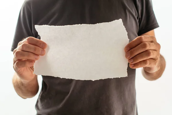Man met stukje gescheurde blanco papier als kopie ruimte — Stockfoto