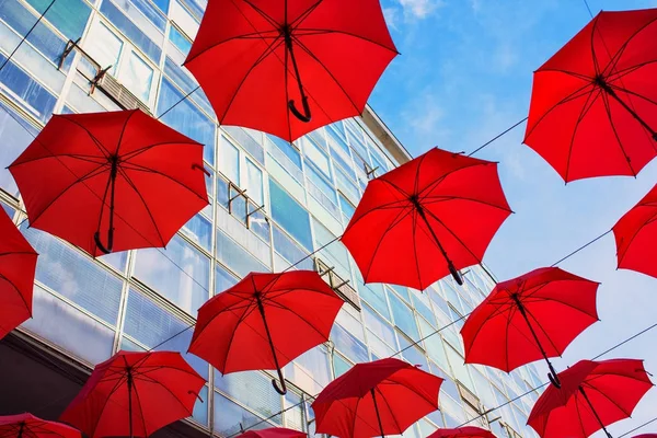 Rode paraplu's decoratie — Stockfoto