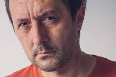 Adam, gerçek insanlar ciddi portresi