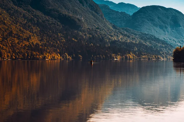 男子划船船上 Bohinj 湖 — 图库照片