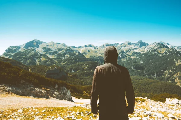 Excursionista de montaña mirando en hermoso paisaje — Foto de Stock