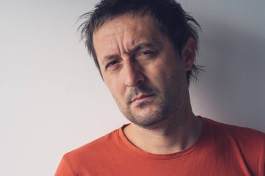 Adam, gerçek insanlar ciddi portresi