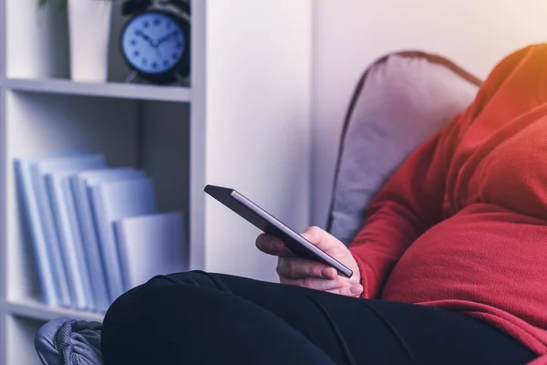 Nyugodt terhes nő használ szúró telefon — Stock Fotó