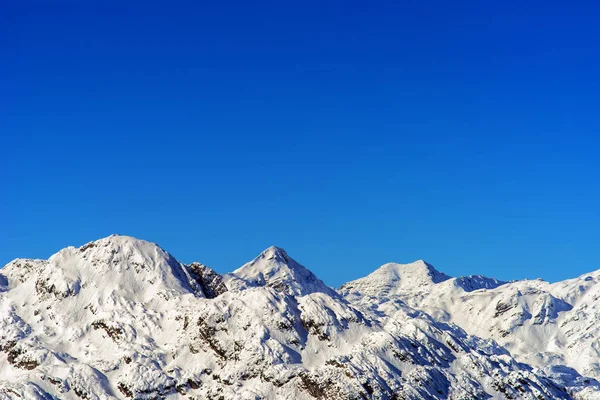 積雪下で美しい山の峰 — ストック写真