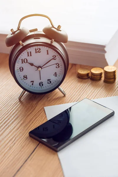 Horas de trabajo, reloj vintage y teléfono móvil — Foto de Stock