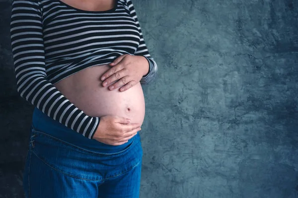 Gyengéd szerető terhes nő a hasára a kezét — Stock Fotó