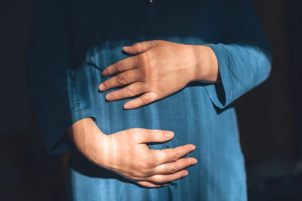 Sanft liebende schwangere Frau mit Händen auf dem Bauch — Stockfoto