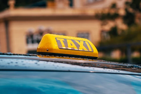 자동차 지붕에 노란 택시 로그인 — 스톡 사진