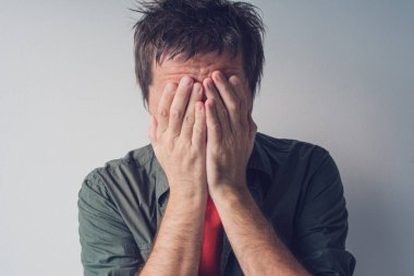 Hayal kırıklığına adam elinde kafasıyla ağlıyor