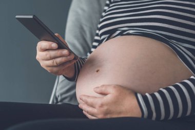 Akıllı telefon kullanan hamile kadın