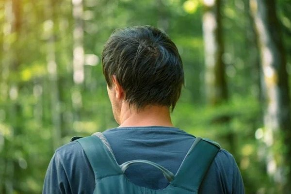 Hombre con mochila disfrutando paseando por el parque — Foto de Stock