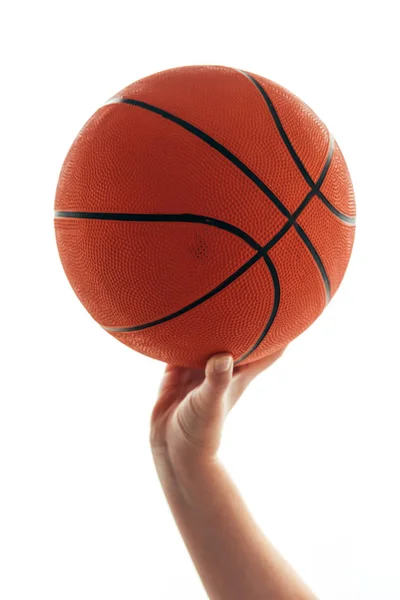 Mão feminina com bola de basquete isolada no fundo branco — Fotografia de Stock