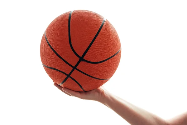 Main féminine avec ballon de basket isolé sur fond blanc — Photo