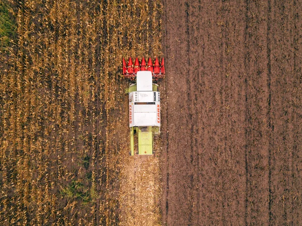 Clausole combinano mietitrebbia lavorando sul campo di mais — Foto Stock