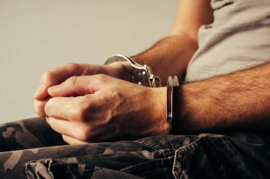 Kelepçeli asker askeri ordu giysileri