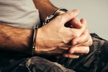 Kelepçeli asker askeri ordu giysileri