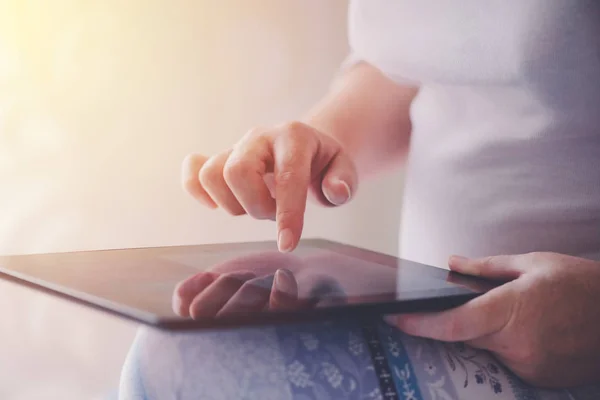 Primer plano del dedo femenino empujando la pantalla táctil de la tableta digital —  Fotos de Stock
