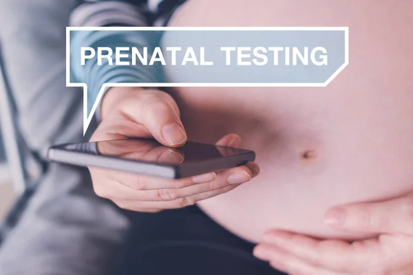 Terhes nő keres az interneten a prenatális vizsgálat — Stock Fotó