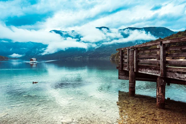 Barco turístico no belo lago Bohinj — Fotografia de Stock