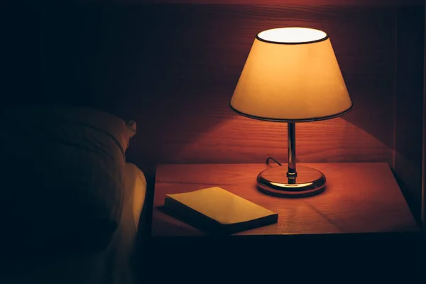 Lâmpada vintage na mesa de noite no quarto de hotel — Fotografia de Stock