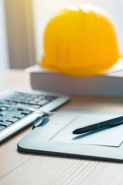 Tablet gráfico e lápis na mesa de escritório — Fotografia de Stock